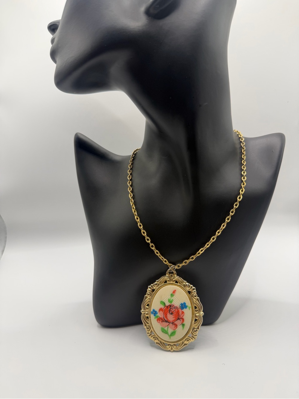 Vintage-Inspired Gold Pendant Necklace with Floral Cameo